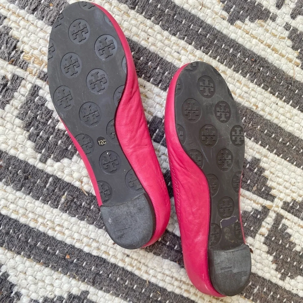 Girls Tory Burch Fuchsia flats with Gold Emblem